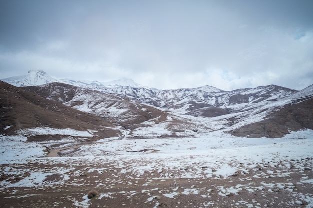 Landschap van sneeuw afgedekte bergen in de Hoge Atlaswaaier, Marokko.