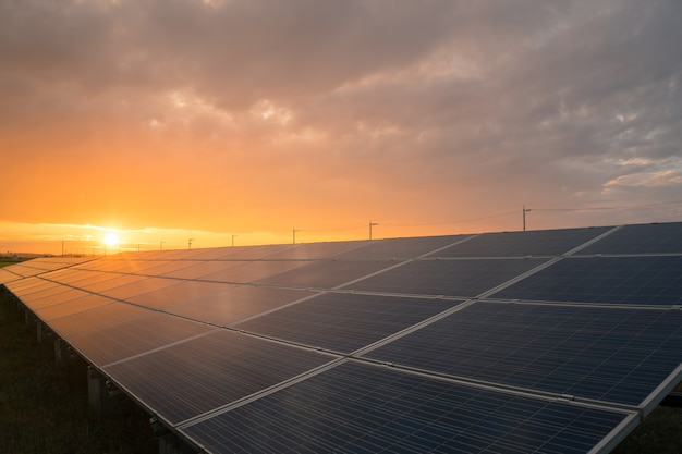 landschap van Solar Farm bij zonsondergang