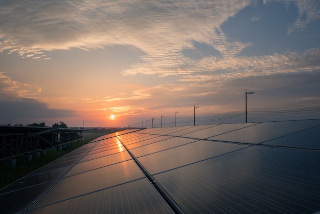 Foto landschap van solar farm bij zonsondergang