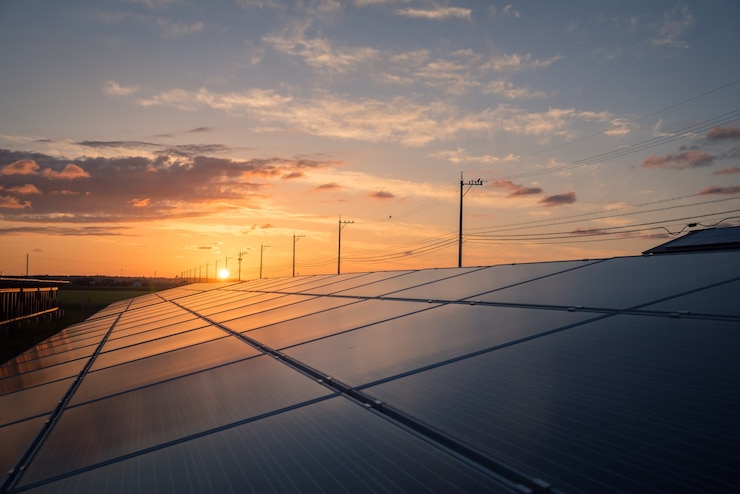 Foto landschap van solar farm bij zonsondergang