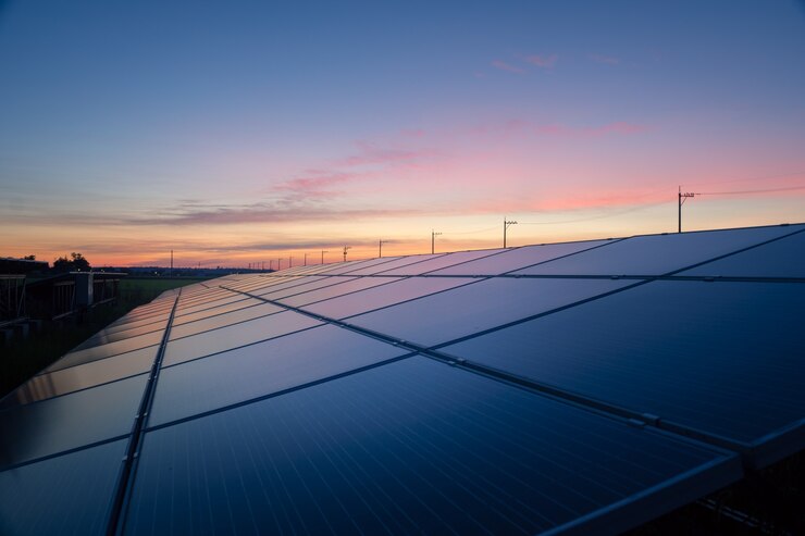 Foto landschap van solar farm bij zonsondergang