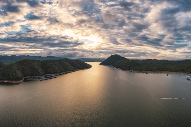 Landschap van srinagarind-dam in vallei bij zonsondergang