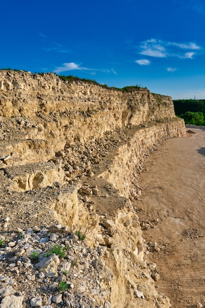 Landschap van steengroeve op een zomerdag.