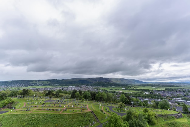 Landschap van stirling castle met old town cemetery en het national wallace monument heel ver weg in stirling schotland