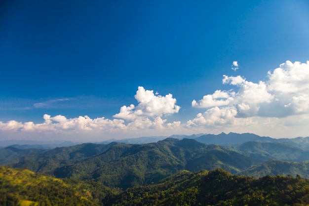 Landschap van uitzicht op de bergen en avontuur in kanchanaburi, thailand