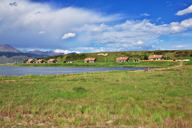 Landschap van veld en een dorp aan het meer in Argentinië