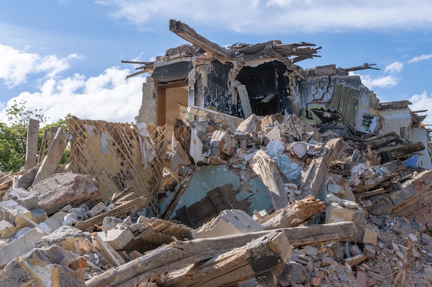 Landschap van verwoeste gebouwen beeld van verval of natuurramp Het huis is verwoest Vernietiging van oude huizen aardbevingen economische crisis verlaten huizen Gebroken ongeschikt huis