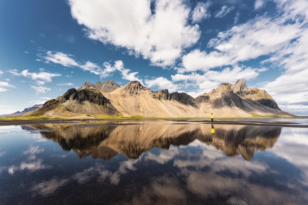 Landschap van Vestrahorn-berg in het dorp van Viking op heldere dag in Stokknes-schiereiland in Zuidoost-IJsland