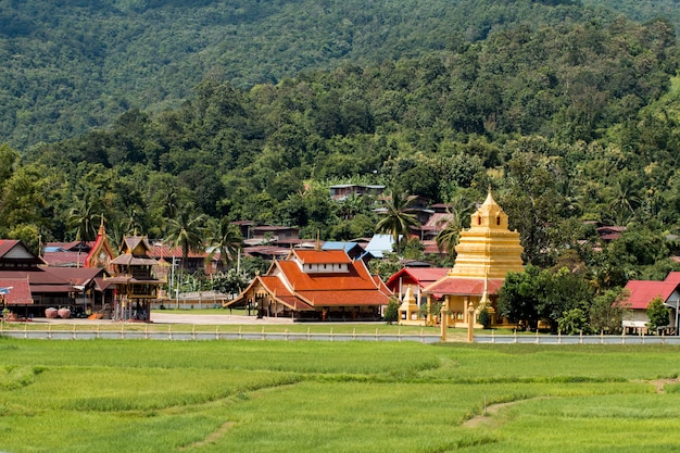 Landschap van Wat Sri Pho Chai tempel symbool van Na Haeo