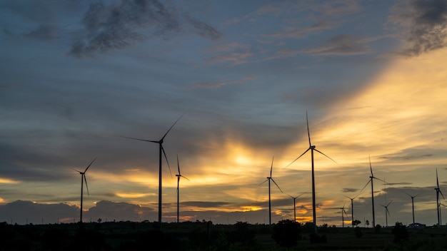 landschap van windturbine tegen avondrood.