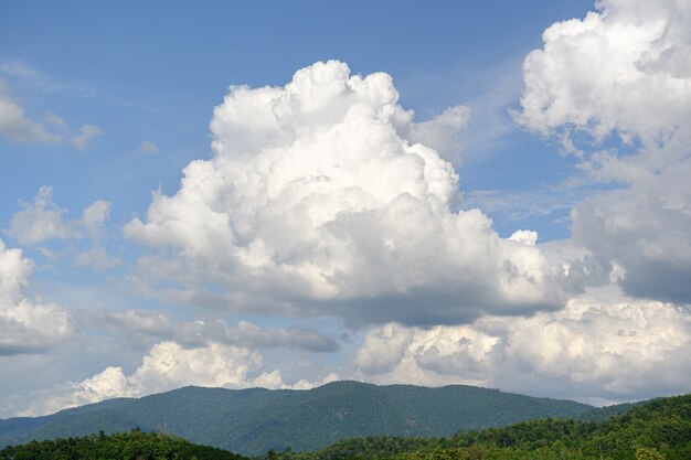 Landschap van witte wolken en bergen