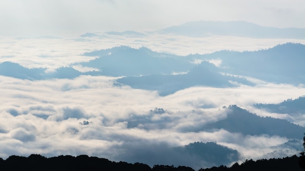 Landschap van wolk boven cordillera in de ochtend van hoge berg bij gezichtspunt Huai Nam Dang nationaal park, Chiang Mai en Mae Hong Son provincie, Thailand