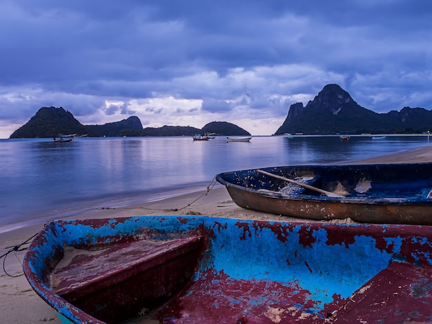 Landschap van zee en kleine boot in schemeringtijd, thailand