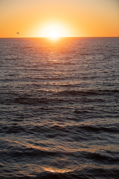 Landschap van zee en tropisch strand bij zonsondergang of zonsopgang voor vrijetijdsreizen en vakantie weerspiegeling van de zon in het water en zand op het strand