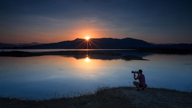 Landschap van zonsondergang en fotograaf