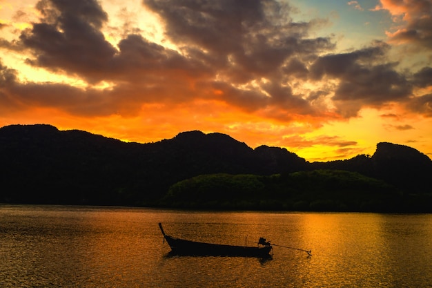 Landschap van zonsondergang, hemel in de schemeringtijd met Kleine Vissersboten in Thailand