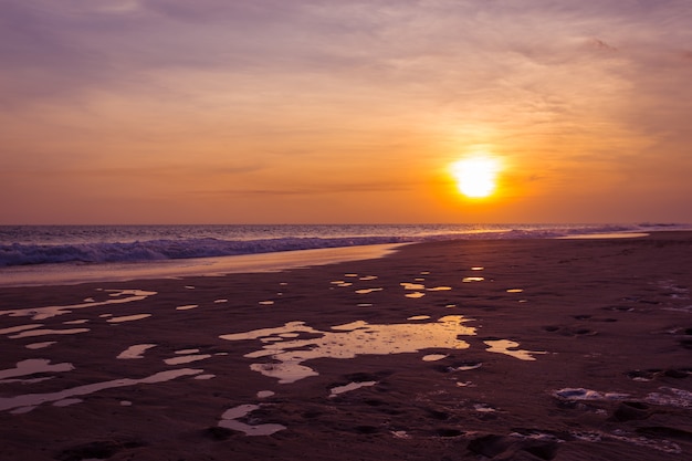 Landschap van zonsondergang op paradijs tropisch strand in Sri Lanka