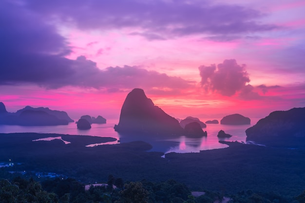 Landschap van zonsopgang bij kalksteenkarsts in baai phang-nga bij zonsopgang. onzichtbare plaats van