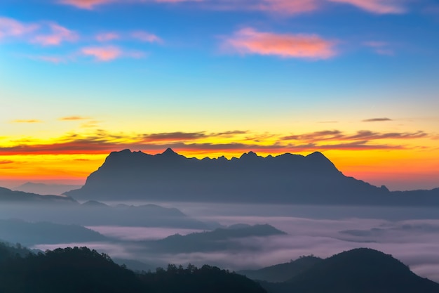 Landschap van zonsopgang op Berg in Doi Luang Chiang Dao, ChiangMai Thailand