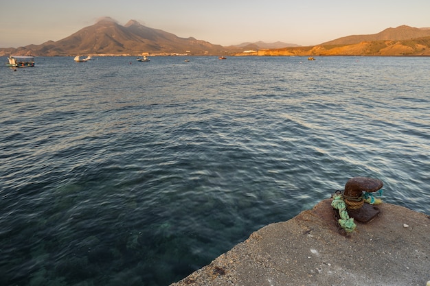 Landschap vanaf de pier van la isleta del moro. natuurpark cabo de gata. spanje.