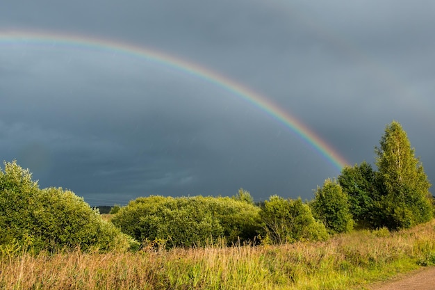 Landschap Weerspecifiek Dubbele kleurrijke regenboog in dramatische lucht na de regen