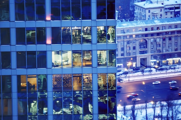 landschap wolkenkrabbers nacht / zakencentrum in een nachtlandschap, winterverlichting in de ramen van huizen in het zakendistrict