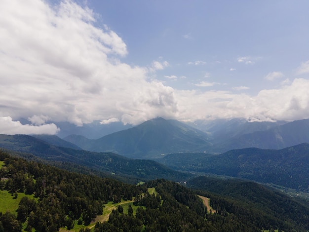 Foto landschap zomer groene bergen met wolken in sochi