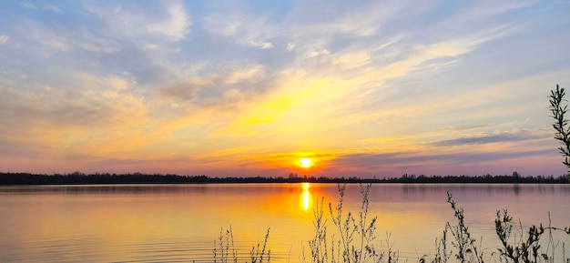 Landschap zomer zonsondergang op het meer.