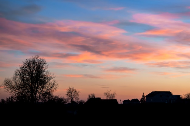 Landschap, zonsondergang of zonsopgang, de lucht bedekt met schilderachtige wolken