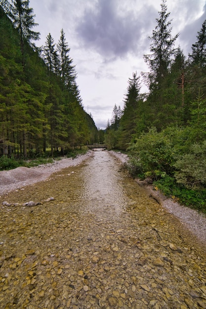 landschappen van bergen en meren in de dolomieten, italië