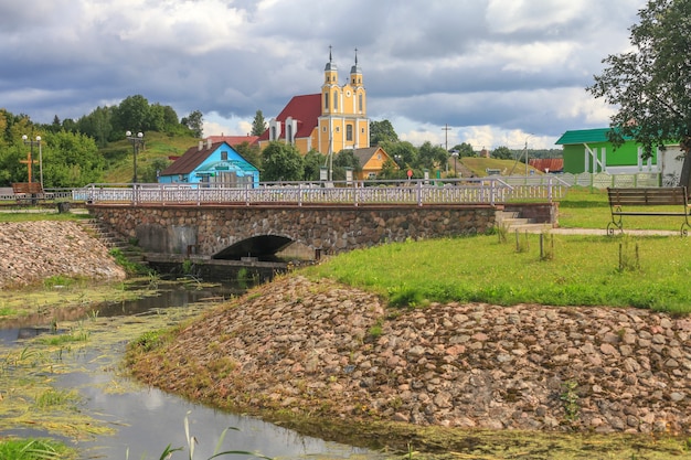 Landschappen van het kleine Wit-Russische stadje Krevo met oude ruïnes van het oude kasteel