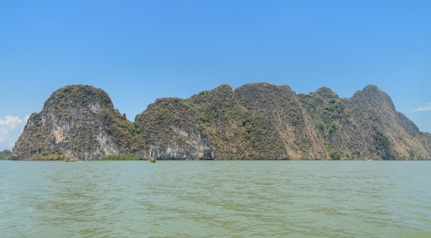 Landschappen van kalkstenen eiland in Phang Nga Bay National Park, Thailand