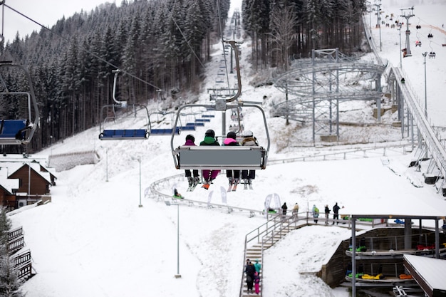 Landschappen van skigebieden en uitzicht op de skiliften