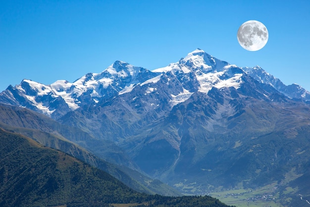 Foto landschapsbeeld in bergachtig terrein in georgië