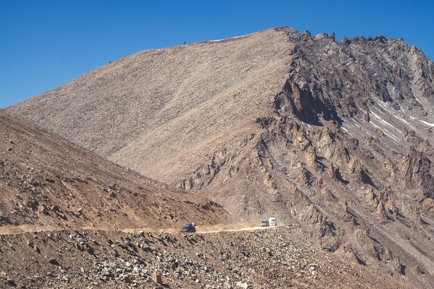 Landschapsbeeld van bergen en auto&#39;s op de weg