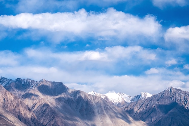 Landschapsbeeld van de bergenmening van Himalayagebergte en blauwe hemelachtergrond