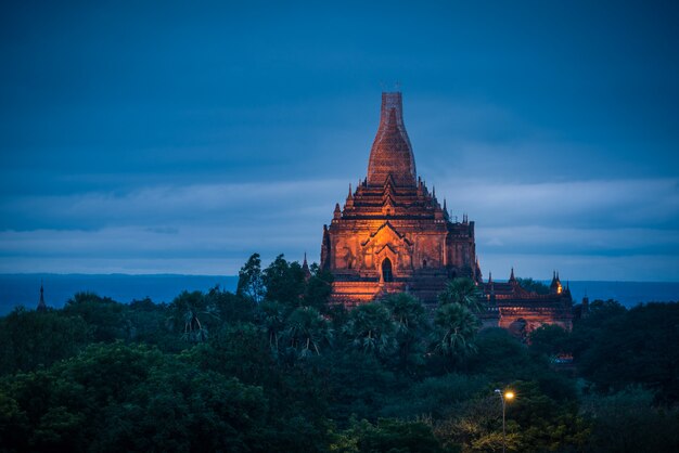 Landschapsbeeld van de oude pagode bij zonsondergang in Bagan, Myanmar.