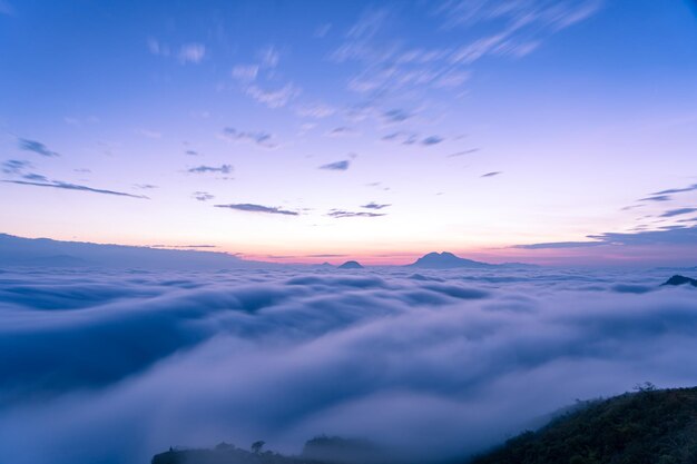 Landschapsbeeld van de zonsopgang over het nevelige weer in de heuvel Manungkot in Nepal