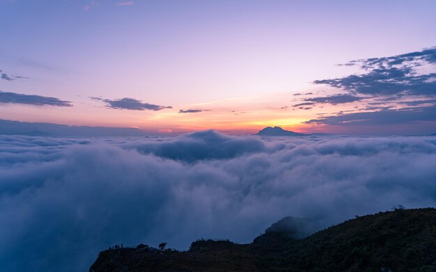 Landschapsbeeld van de zonsopgang over het nevelige weer in de heuvel Manungkot in Nepal