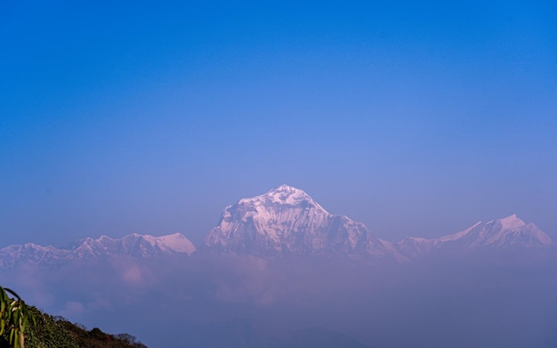 Foto landschapsbeeld van het dhaulagiri-gebergte in nepal