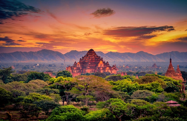 Landschapsbeeld van oude pagode bij zonsondergang in bagan, myanmar