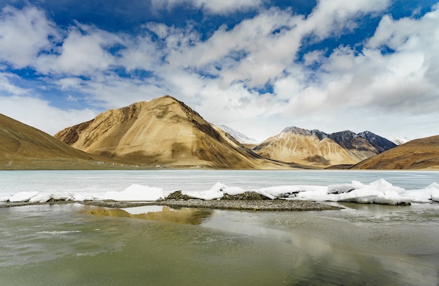 Landschapsbeeld van pangong-meer en bergenmeningsachtergrond in ladakh, india.