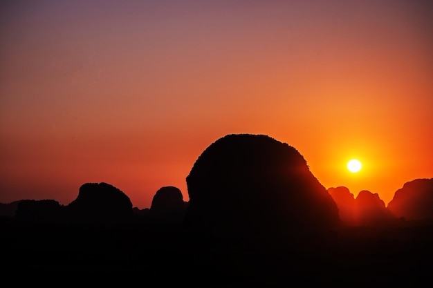 Landschapsberg met zonsondergang in Krabi Thailand