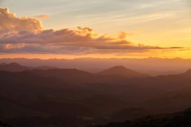 Landschapsberg tijdens zonsondergang in Mae Hong SonThailand