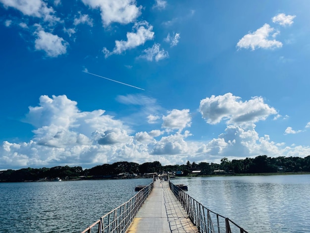 Landschapsbrug dichtbij fotografie prachtige zee en grote bewolkte hemel