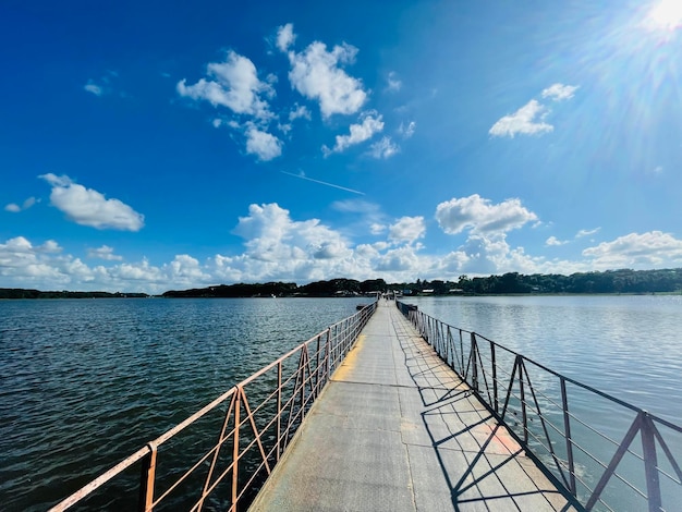 Landschapsbrugfotografie prachtige zee en grote bewolkte hemel