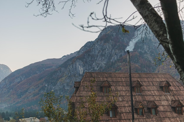 Landschapsdorp en alpenmening van het kleine stadje theth in albanië