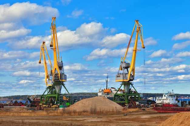 Landschapsfoto van bouwkranen op een achtergrond van blauwe hemel, een mooi beeld van een industriezone