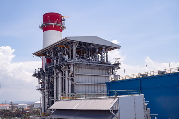 Landschapsfoto van schoorsteen en stapel van een project voor een elektriciteitscentrale met een gecombineerde cyclus.