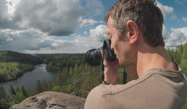 Landschapsfotograaf aan het werk op een schilderachtige locatie. Focus op de camera